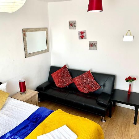 Studio Apartment, Private Bathroom And Parking Ilford Exteriér fotografie