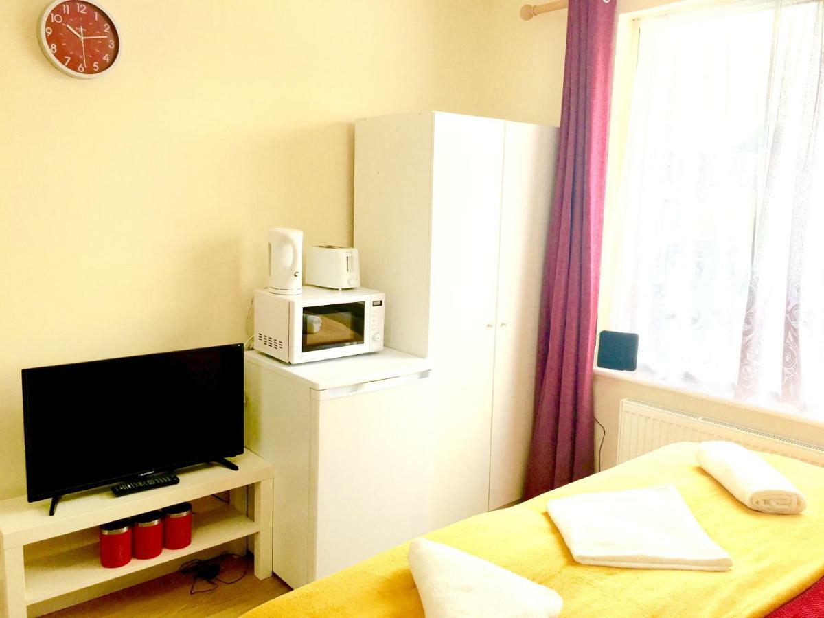 Studio Apartment, Private Bathroom And Parking Ilford Exteriér fotografie
